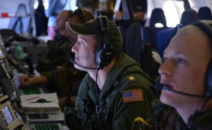 Contrôle radar à bord d'un avion américain survolant l'océan Indien à la recherche de débris du vol MH370, le 24 mars 2014