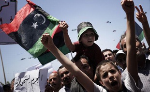 Des milliers de Libyens célèbrent le mandat d'arrêt international de la Cour pénale internationale contre Mouammar Kadhafi, le 27 juin 2011 à Misrata, en Libye.