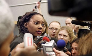Rama Yade, qui a quitté lundi le secrétariat d'Etat aux Sports, a déclaré que son départ du gouvernement ne constituait pas une sanction, peu après la passation de pouvoirs avec Chantal Jouanno.