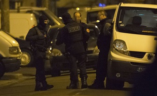 Illustration. Policiers et spécialistes du déminage à Argenteuil le 24 mars 2016.