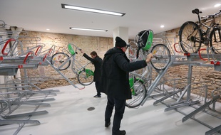 Stationnement des vélos, vélos à assistance électriques... Nouveau coup de pédale de l'Eurométropole de Strasbourg(Illustration: nouveaux équipements pour garer les vélos sur deux niveaux dans le parking Austerlitz)
