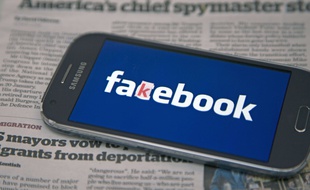 Illustration Facebook et fake news.