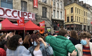 Les gens ont dansé vendredi sur la Grand Place