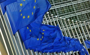 L'agence de notation Standard & Poor's a retiré vendredi son triple A à l'Union européenne, une annonce qui a surpris en plein sommet européen et qui a déclenché une riposte immédiate de Bruxelles.