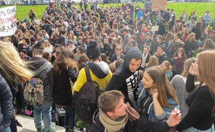Les lycéens déjà rassemblés quai Turenne à Nantes