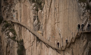 Trois randonneurs traversent le Caminito del Rey.