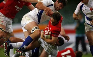 La France a infligé une rouste (34-7) au Pays de Galles dimanche 26 août 2007. Ici Mark Jones taclé par Fabien Pelous.