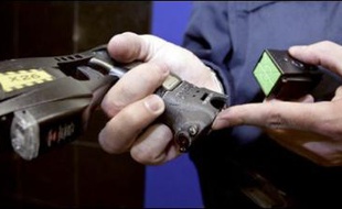 Autorisés à porter des pistolets ou des revolvers, les policiers municipaux n'ont pas droit au pistolet à impulsions électriques (PIE) Taser, arme non létale, qui équipe trois milliers de gendarmes et de policiers.