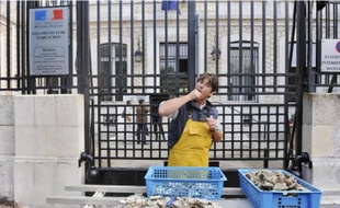 Manifestation d'ostréiculteurs devant la sous-préfecture d'Arcachon, hier.