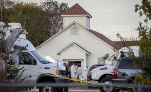 Des policiers devant l'église de Sutherland Springs, au Texas, où un homme armé d'un fusil d'assaut a tué 26 personnes, le 5 novembre 2017.