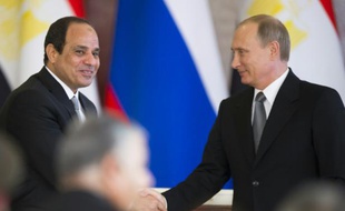 Le président égypten Abdel Fattah al-Sissi (g) et son homologue russe Vladimir Poutine, à Moscou le 26 août 2015