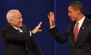 Le candidat républicain John McCain, à la traîne dans les sondages, a sorti ses griffes mercredi soir à l'occasion du dernier débat télévisé l'opposant à son adversaire démocrate Barack Obama, se faisant l'avocat de "Joe le plombier", victime innocente de la crise économique.