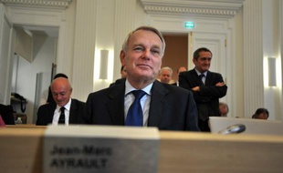 Jean-Marc Ayrault, interrogé sur la baisse des dépenses et des effectifs publics annoncée la veille, a réfuté qu'il s'agisse d'un "plan de rigueur", réaffirmant l'objectif d'un "maintien global des effectifs" conformément aux engagements de François Hollande.