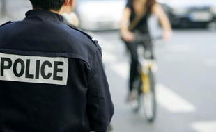 Plusieurs modifications importantes, dont le contrôle systématique du débridage des cyclomoteurs ou une possibilité du "tourne-à-droite" pour les vélos, ont été introduites dans le code de la route par un décret paru mardi au Journal officiel.