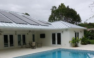 Une maison équipée de panneaux solaires à Pinecrest, dans l'état américain de Florida, le 20 février 2015. Son propriétaire, Mark Heise, a dépensé 40.000 dollars (28.000 euros) pour ces installations. "Ça a valu la peine", assure-t-il