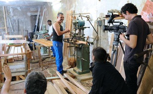 L'équipe de réalisation de «Tabasco» tourne une scène du feuilleton partcipatif «C'est pas joli joli», le 24 avril 2010 à Marseille.