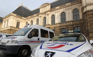 Des véhicules de police stationnés devant le Parlement de Bretagne, où se trouve la cour d'appel de Rennes.