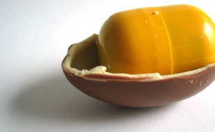 Un jouet dans un oeuf surprise Kinder.