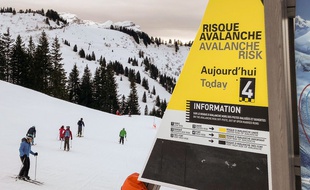 La petite fille de 9 ans, emportée par une avalanche à Valmeinier, a été sauvée grâce à sa chaussure qui dépassait de la neige (illustration) / AFP PHOTO / DENIS CHARLET