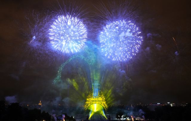 Les organisateurs avaient installé 120 postes de tirs, dont 80 sur la tour Eiffel.