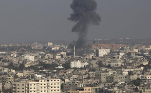 De la fumée s'élève du nord de la bande de Gaza après un bombardement israélien, le 20 novembre 2012.