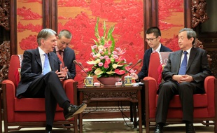 Le chancelier de l'Echiquier britannique Philip Hammond en discussions avec le vice-Premier ministre chinois Ma Kai durant leur rencontre à Pékin le 22 juillet 2016