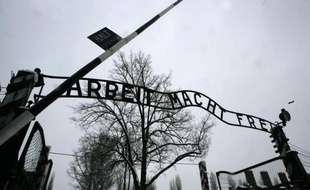 Cinquante anciens gardiens du camp de concentration d'Auschwitz-Birkenau, qui n'avaient jusqu'ici pas été inquiétés, sont dans le collimateur d'enquêteurs allemands, ont rapporté samedi des journaux régionaux du groupe allemand WAZ.