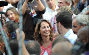 L'ex-candidate à la présidentielle Ségolène Royal discute avec des militants, le 19 setembre 2009 à Montpellier, à son arrivée à la deuxième édition de la Fête de la fraternité.