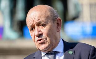 Jean-Yves Le Drian a réitéré son "respect fondamental de la souveraineté algérienne", dans un climat de tensions entre Paris et Alger.