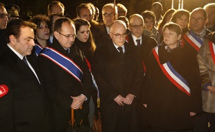 Bernard Cazeneuve entouré du président du Consistoire central israélite de France Joël Mergui et de la maire de Bagneux Marie-Hélène Amiable rend hommage à Ilan Halimi, le 13 février 2016.