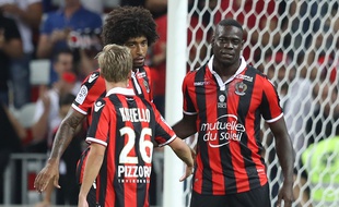 Balotelli, Dante et Koziello, célébrant le premier but de Super Mario sous les couleurs niçoises