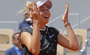 Amanda Anisimova, 17 ans, s'est qualifiée pour la première demi-finale de Grand Chelem de sa carrière en battant Simona Halep à Roland-Garros.