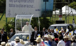 Le pape François arrive pour célébrer une messe en plein air devant plusieurs dizaines de milliers de cubains à Holguin, le 21 septembre 2015