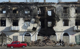 Un immeuble éventré de la ville de Vouhlehirsk dans l'Est séparatiste prorusse de l'Ukraine, le 9 mars 2015