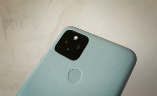 Le Google Pixel 5 et son triple module photo arrière.