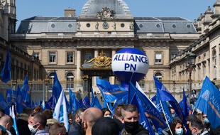 Les policiers étaient appelés à manifester à l'appel de plusieurs de leurs syndicats ce mardi, comme ici à Paris devant la cour d'appel, pour protester contre le verdict de la cour d'appel des mineurs dans le procès des violences de Viry-Châtillon.