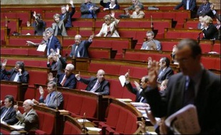 Les 577 députés sont investis d'un mandat national, car bien que chacun d'eux soit l'élu d'une seule circonscription, il représente la Nation toute entière.