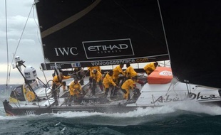 Le voilier émirati Abu Dhabi, engagé dans la Volvo Ocean Race, a démâté samedi soir à une trentaine de milles (55 km) au sud de Carthagène (Espagne) mais l'équipage est sain et sauf, a annoncé le navigateur Jules Salter dans une liaison avec la direction de la course.