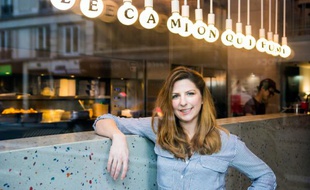 L'Américaine Kristin Frederick, fondatrice du food truck "Le Camion qui fume", pose dans son restaurant en dur à Paris, le 12 mars 2016