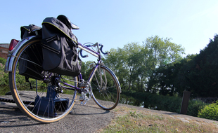 Un vélo posé le long du canal, dans la vallée de la Vilaine.