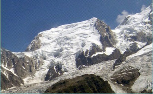 Trois skieurs hors piste sont morts emportés par des avalanches et une jeune femme qui faisait de la randonnée en raquettes a disparu sous une coulée de neige, lundi dans les Alpes, où le risque d'avalanche était de 4 sur une échelle de 5.