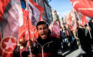 Des manifestants dans les rues d'Istanbul lors des funérailles d'Aziz Guler le 22 novembre 2015