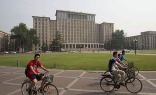L'université Tsinghua est une université chinoise située à Pékin, considérée comme une des plus prestigieuses de la République populaire de Chine.