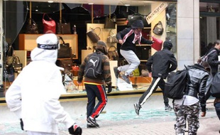 Plusieurs magasins ont été pillés à Lyon, dont celui pris en photo, rue Victor-Hugo (2e) le 19 octobre lors de la mobilisation contre la réforme des retraites.