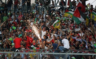 Des supporters lors de la finale de la Coupe de Palestine de football entre le Shejaiya de Gaza et le club d'Al-Ahli, à Hebron, le 14 août 2015.