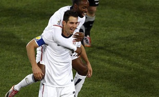 Les joueurs de l'équipe des Etats-Unis, Carlos Bocanegra et DaMarcus Beasley, célèbrent leur victoire face à l'Algérie, le 23 mars 2010.