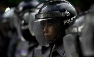 Des policiers font face à une manifestation d'étudiants, le 7 juillet 2015 à Rangoun, en Birmanie