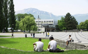 Le 13 mai 2015, sur l'un des campus de Grenoble.