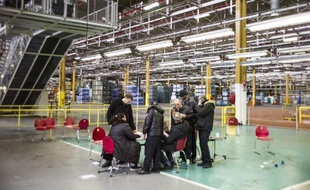 L'usine PSA Peugeot Citroën d'Aulnay-sous-Bois, en région parisienne, "pourrait" fermer dès 2013 et le groupe automobile va engager des négociations sur la compétitivité, a indiqué son directeur financier, Jean-Baptiste de Chatillon.