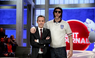 Yann Barthès et son invité Sacha Baron Cohen sur le plateau du «Petit Journal» en février 2016.
